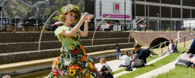 hat gardens street performer